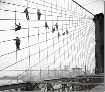 Pintores encaramados en el puente de  Brooklyn, 1914